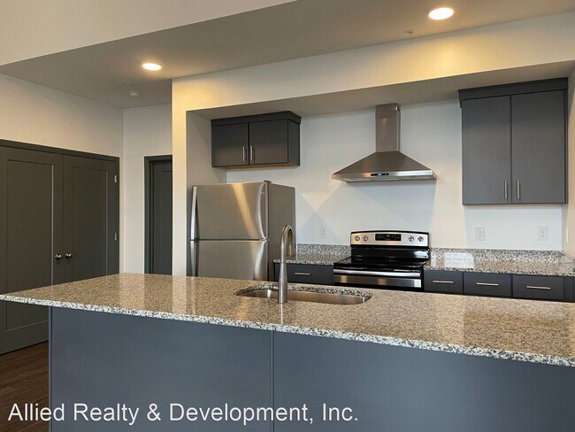 Building Photo - 2 br, 2 bath Apartment - 922 23rd Avenue East