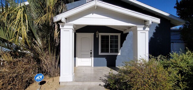 Building Photo - 2 Bed / 1 Bath Home with Gorgeous Backyard...