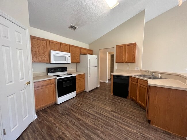 Building Photo - Comfortable 3-Bedroom Home with Garage – L...