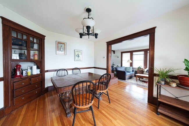 Comedor - 8 Niles St