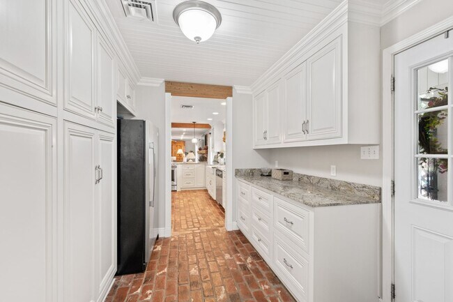 Building Photo - 1026 1/2 S Morgan Avenue