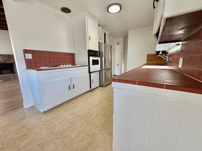 Foto del edificio - Spacious 3BD Manhattan Beach Home with Brand New Flooring, Large Den & 2-Car Garage