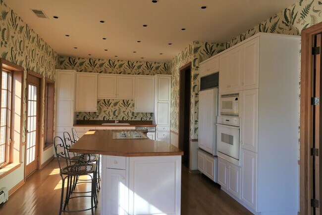 Building Photo - 219 7th St