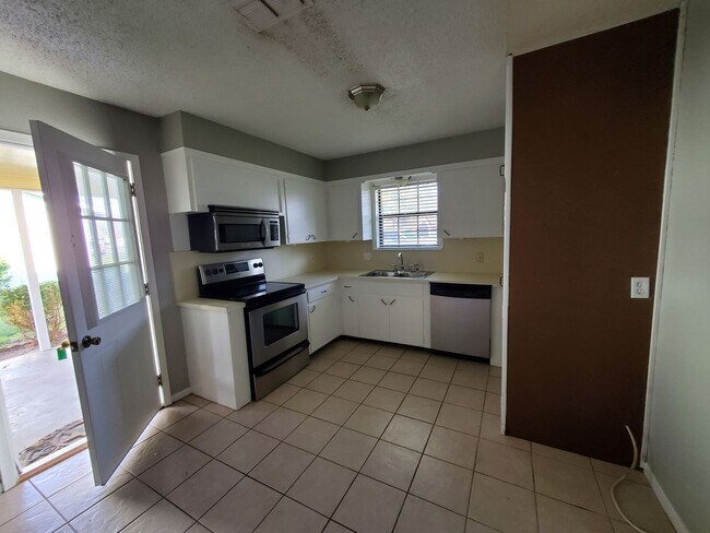 Foto del edificio - Cute 3 Bedroom 1 Bath with a fenced back y...