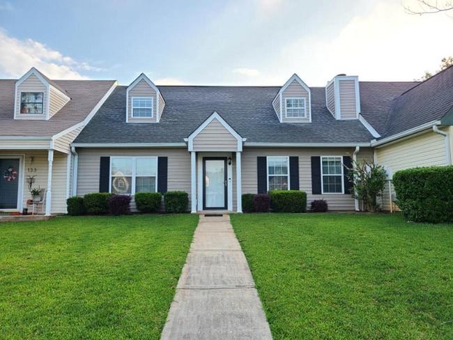 Building Photo - 132 Sussex Dr