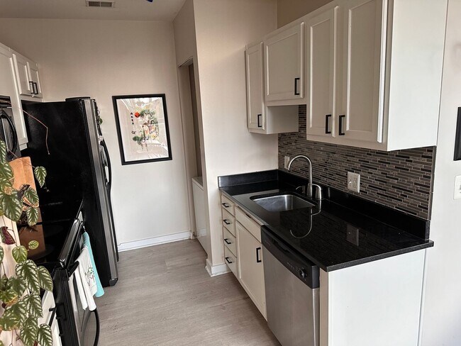 Foto del edificio - Lovely 1 BR/1 BA Loft-Style Apartment in 1...