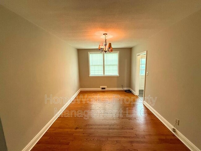Foto del edificio - 347 Martingale Ave