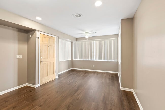 Building Photo - 323 Memorial Dr