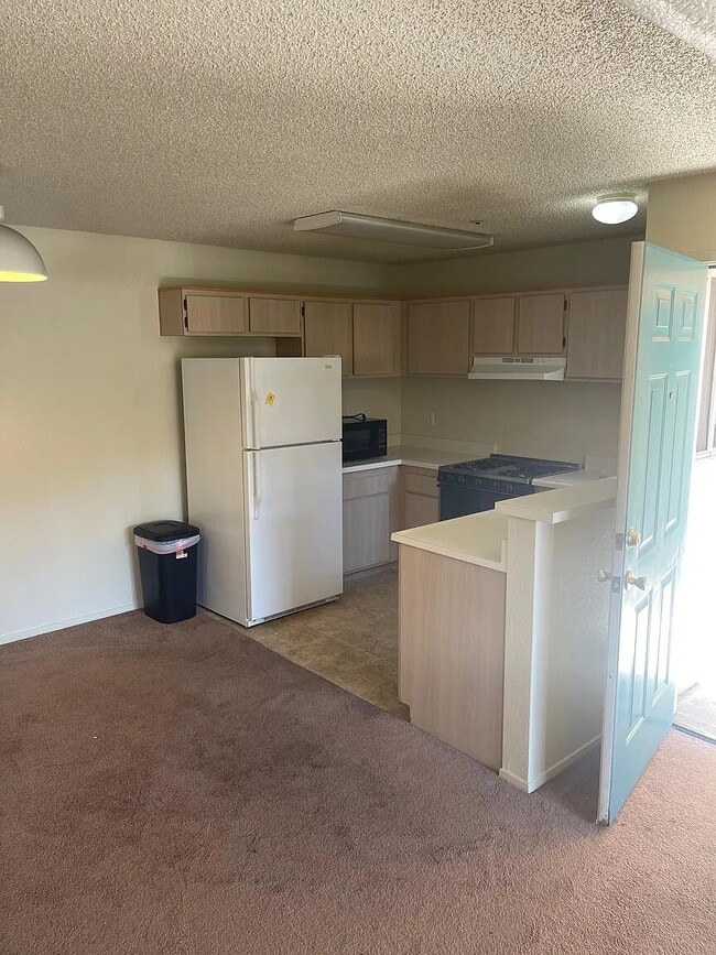 Building Photo - Condo in Las Palmas community