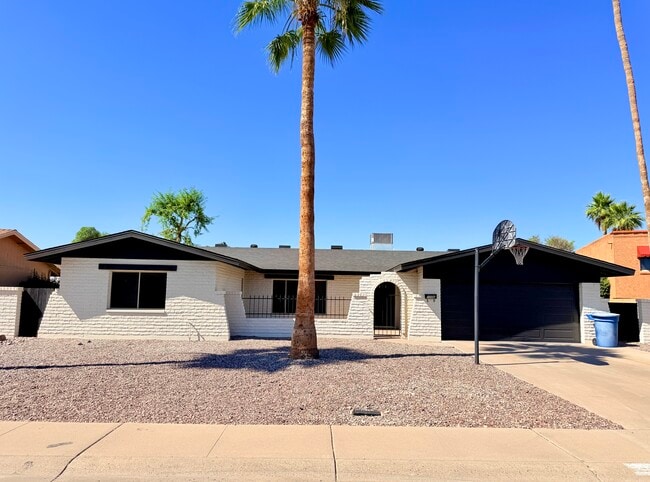 Building Photo - 1056 E Carter Dr