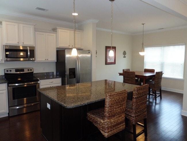 Building Photo - Charming Home on a Public Golf Course