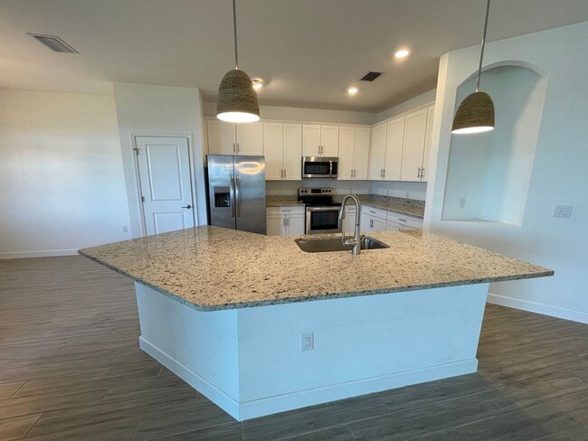 Building Photo - ANNUAL RENTAL - 4 BED / 2 BATH / 3 CAR GAR...