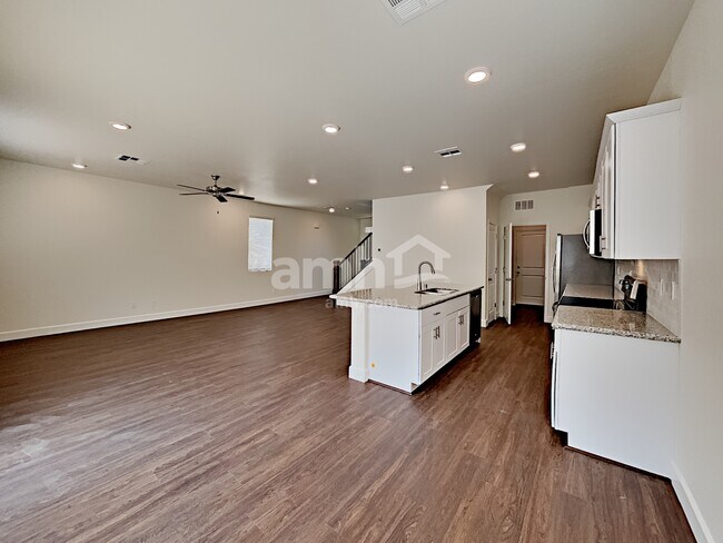 Building Photo - 1805 Macchia Ave