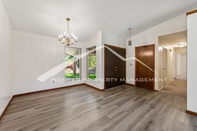 Foto del edificio - Spacious Home with Central AC and Fenced Yard