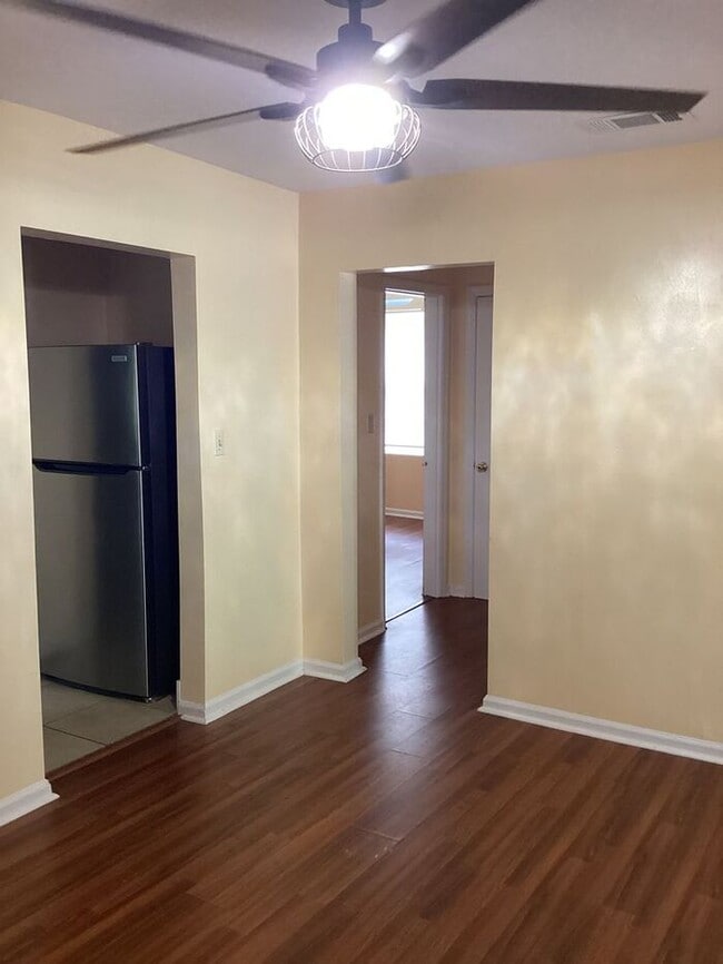 Building Photo - 3bedrooms Single Family House Availabe Now...