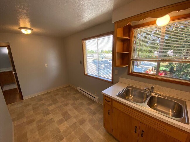 Building Photo - 1165 Howard St SE