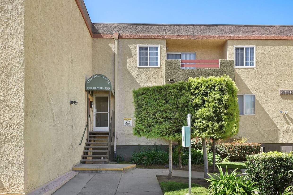 Building Photo - Updated 1BD/1BA Apartment in well maintain...