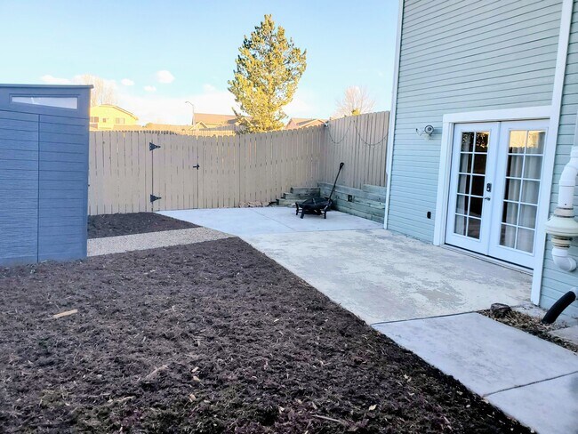 Tenant Apartment Entrance - 616 Freemont Cir