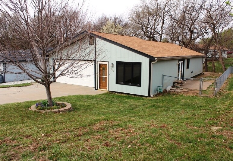 Foto principal - Stand-Alone Home with Character!
