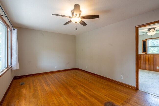 Foto del edificio - 2 bed and 1.5bath house with office space ...