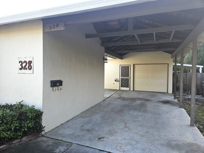 Covered patio - 328 E Eaglewood Ave