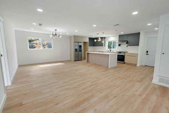 Building Photo - 5548 Irondale Ave