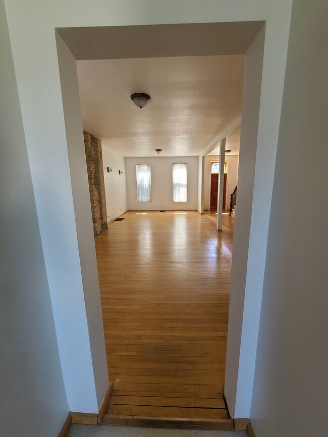 720 W Bruce St Milwaukee Wi 53204 House For Rent In Milwaukee Wi Apartments Com