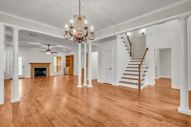 Building Photo - Renovated 4 bedroom 2 Bath Home for Rent!