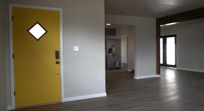 Entry - 1513 Holbrook St