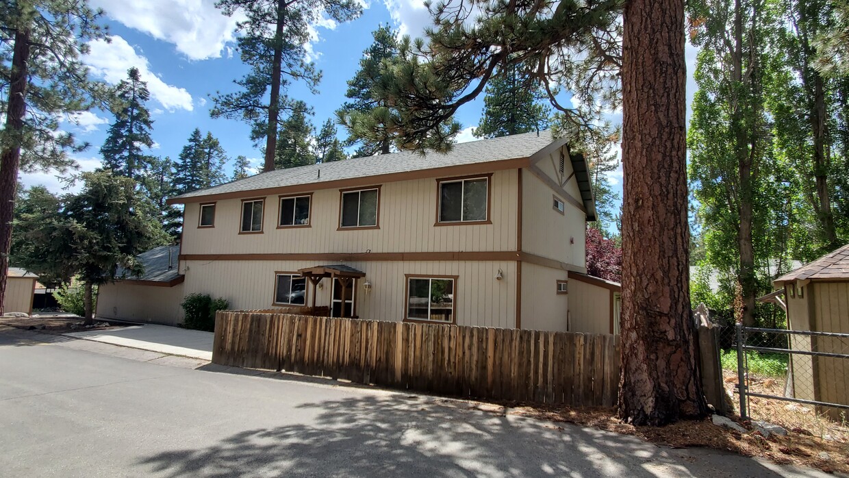 Primary Photo - 1121 Illini Dr