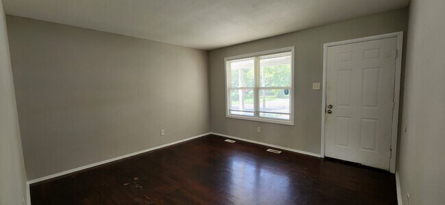 Building Photo - Lovely 3 Bedroom 1.5 Bathroom Home