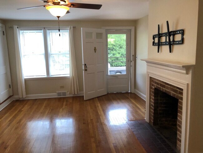 Living area - 17 W Leicester St