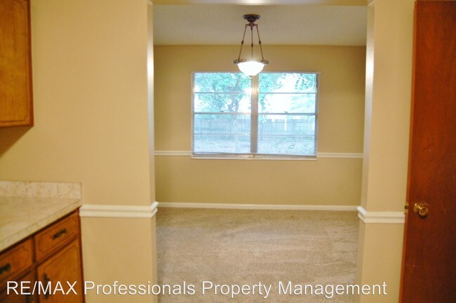 Building Photo - 4 br, 2 bath House - 370 SW Angela Terrace