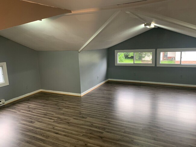 Building Photo - Check out this spacious three bedroom one ...
