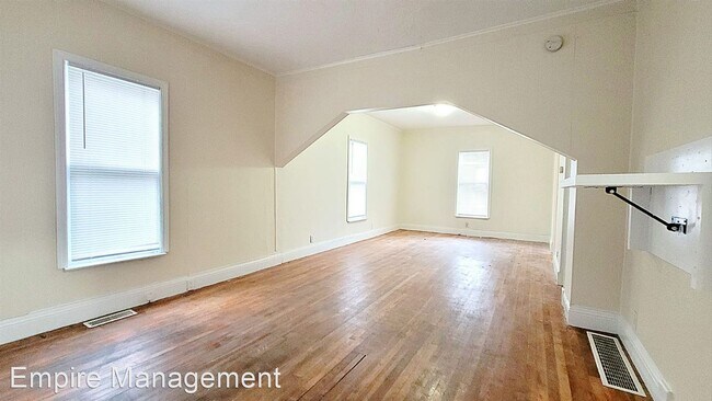 Building Photo - 3 br, 1 bath House - 112 E Lawrence St