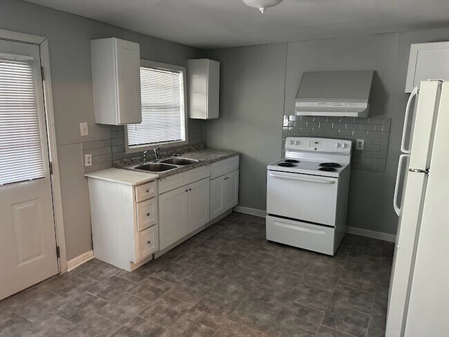 Building Photo - Dartmouth Duplex