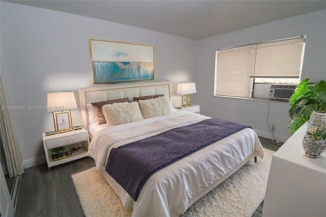 Building Photo - 915 NE 16th Terrace