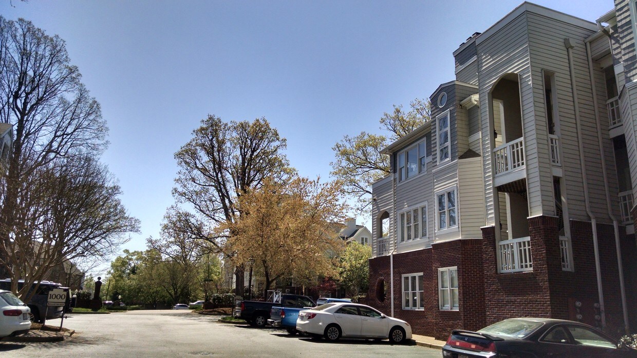 Outside, unit is top floor - 1001 Brighthurst Dr