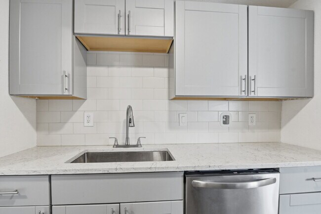 Foto del edificio - $1,500.95 with $300.00 off the first month's rent, 2 Beds - 1 Bath, Triplex in Aurora with Washer...