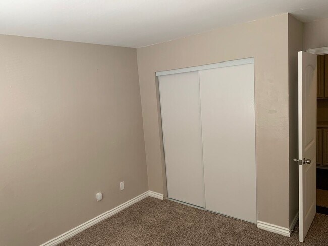 Foto del edificio - spacious 3 bedroom 2 bath home with large yard, indoor laundry room