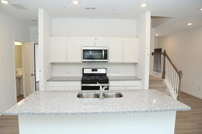 Foto del edificio - Room in Townhome on Thornton Dr