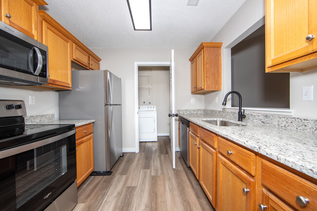 Kitchen w/ Granite & walk in pantry - 1508 Woodland Ct