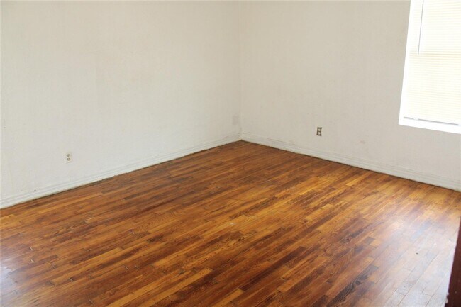Building Photo - This is a 1 bedroom - 1 bathroom duplex in...