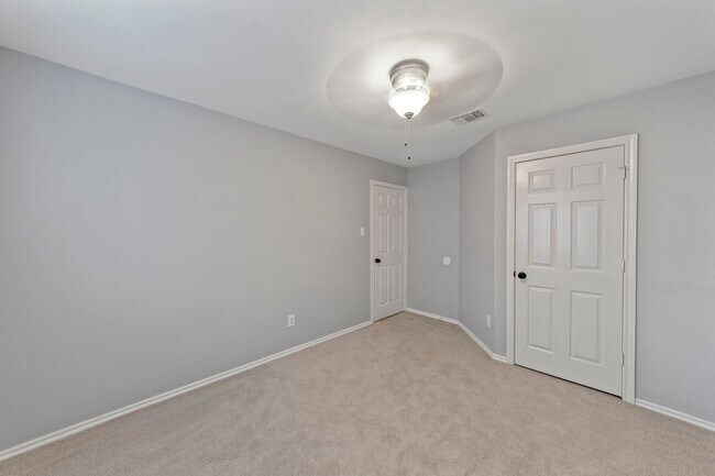 Foto del edificio - 128 Overbrook Dr