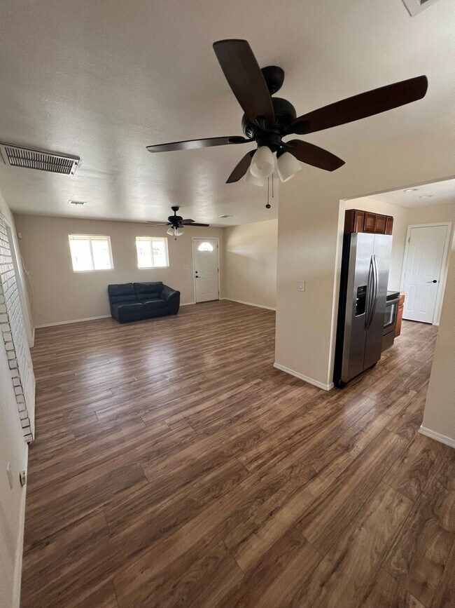 Building Photo - Charming 4 bedroom, 2 bathroom home in Pre...