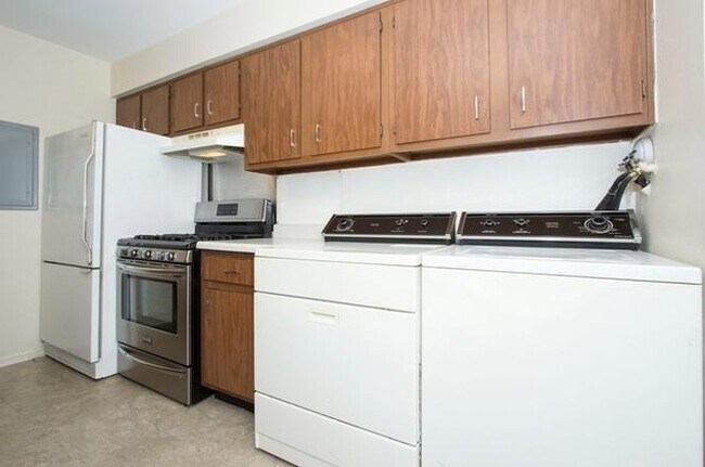 Building Photo - 1374 Quaker Ln