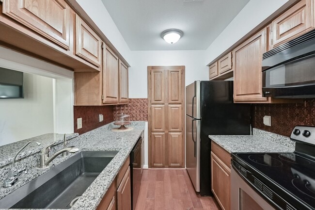 Foto del edificio - North Arlington Condo - 5 minutes to AT&T Stadium and Globe Life Field!