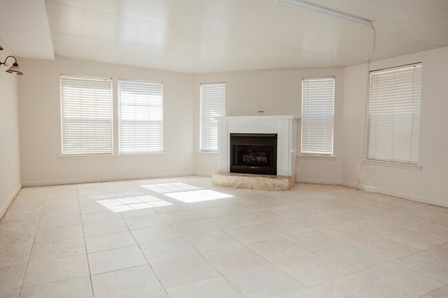 Building Photo - 410 Tanglewood Dr