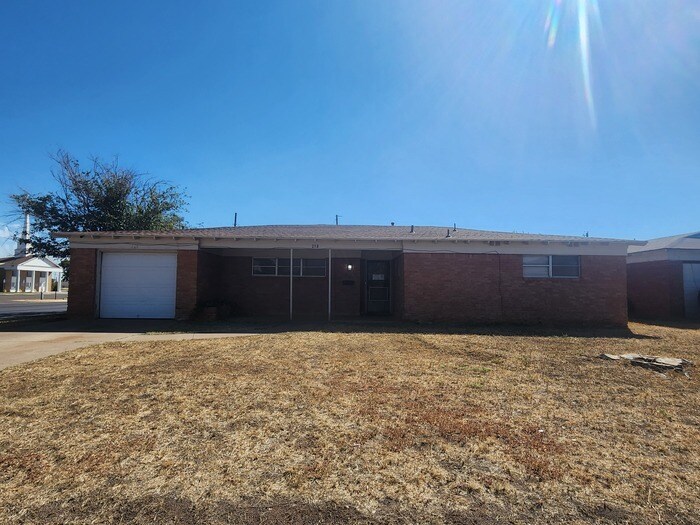 Foto principal - 3 bed 2 bath home