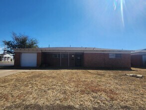 Building Photo - 218 N Dewberry Dr